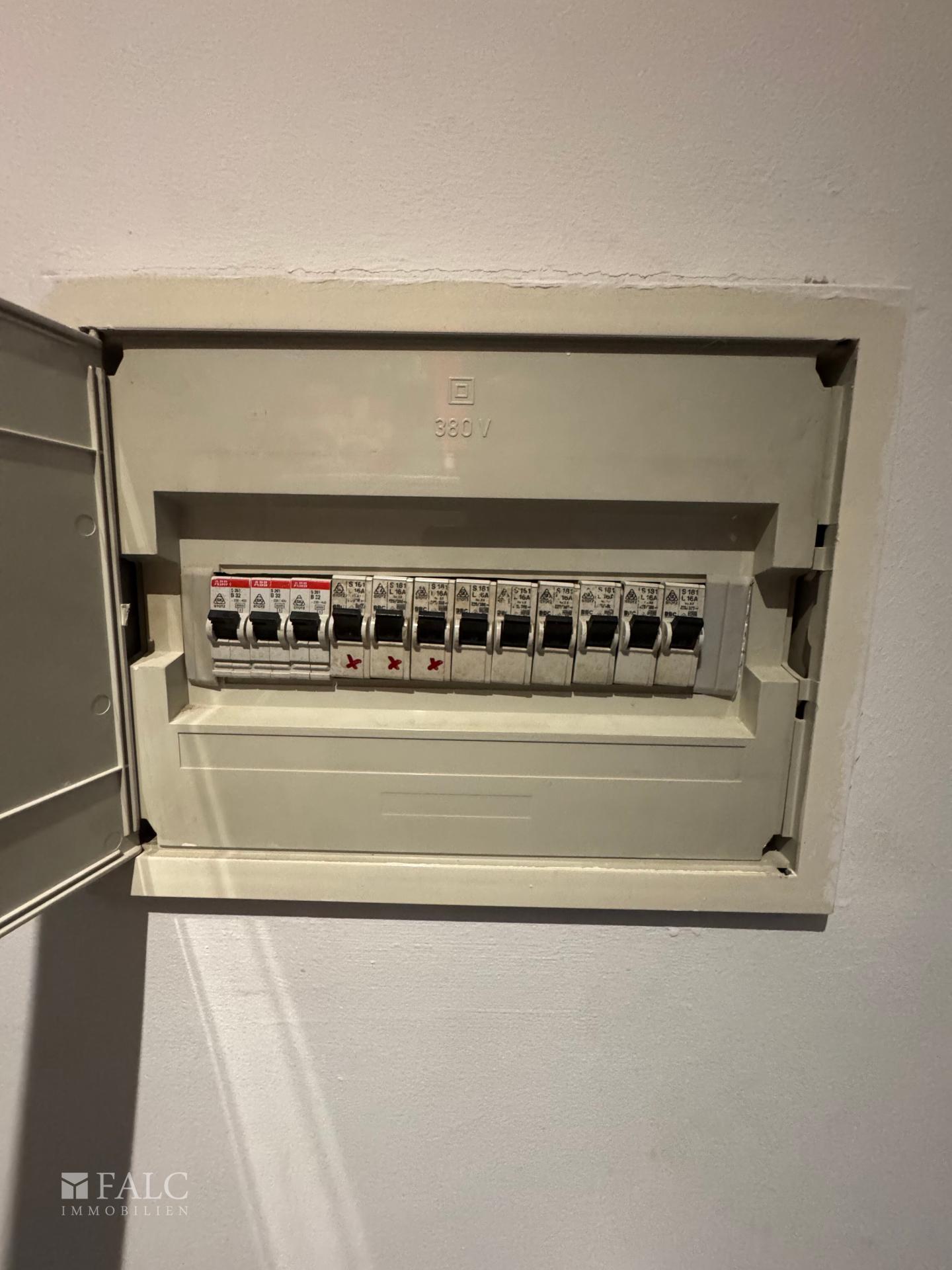 1. OG links Sicherungskasten