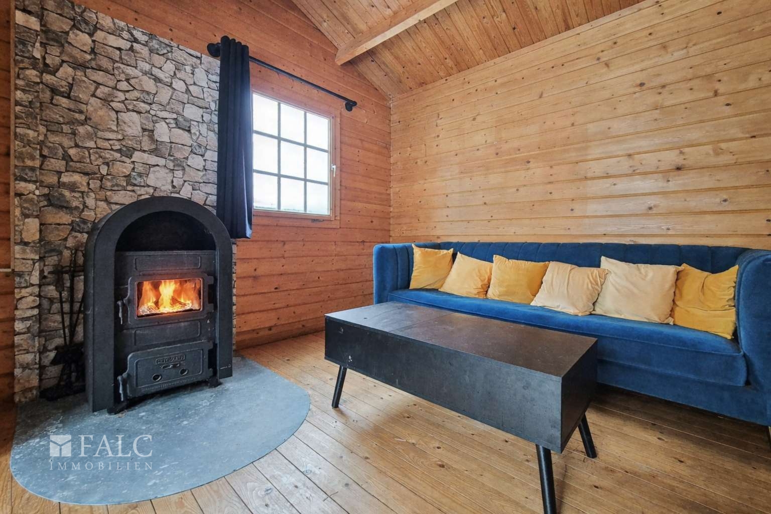 Wohnzimmer mit Kamin