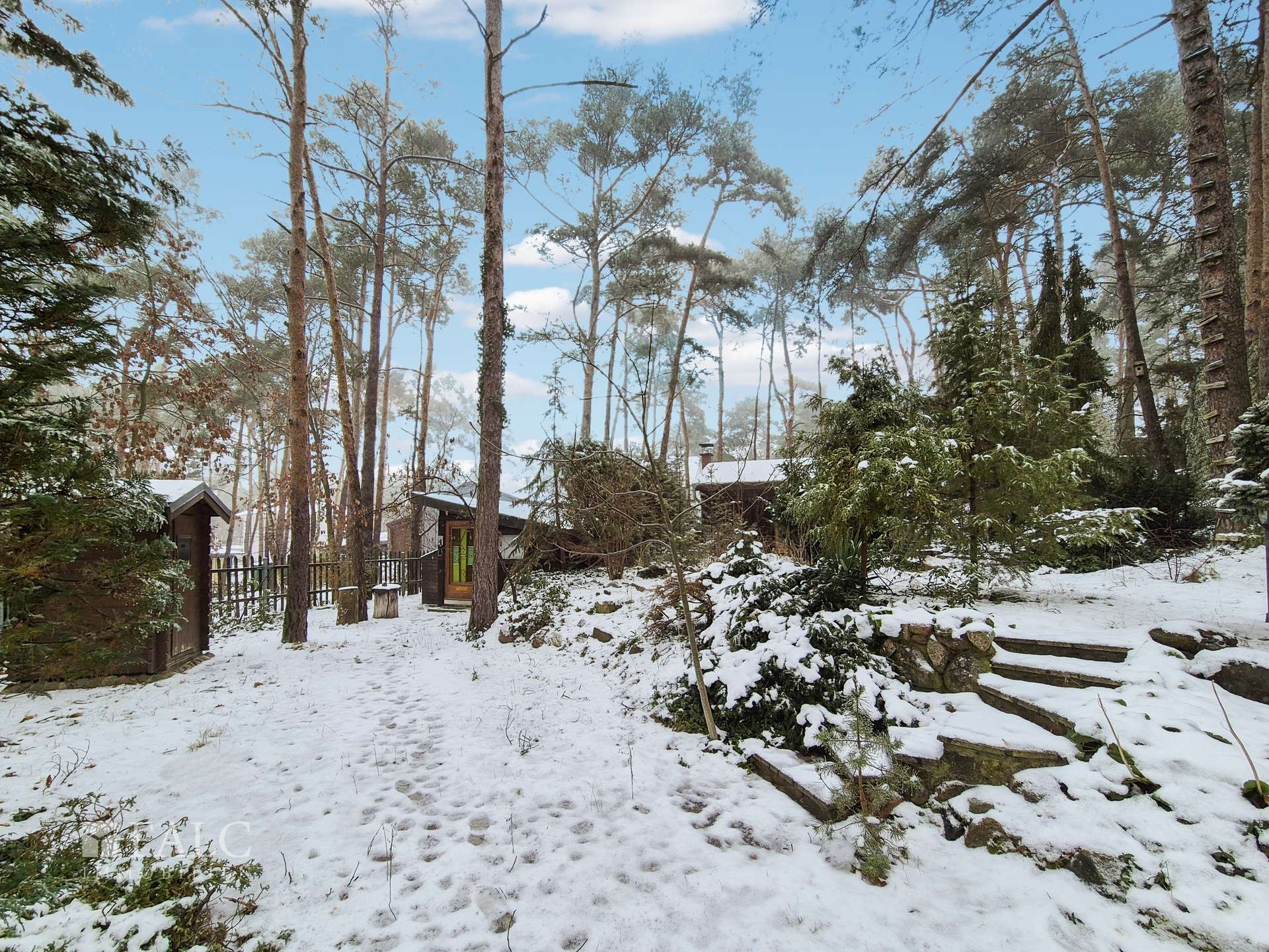 Garten mit Nebengelasse