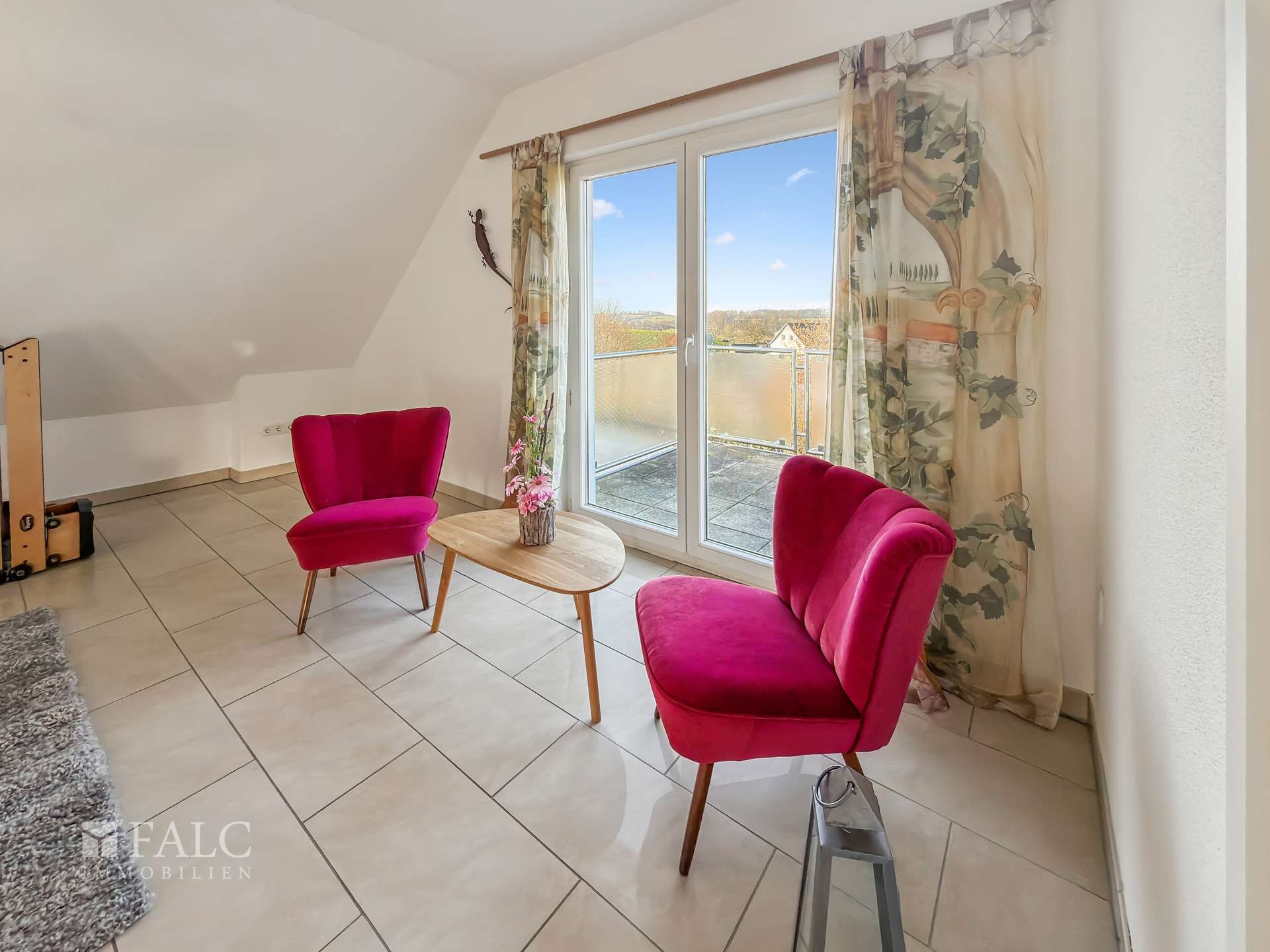 1. OG Essbereich, Blick auf Balkon