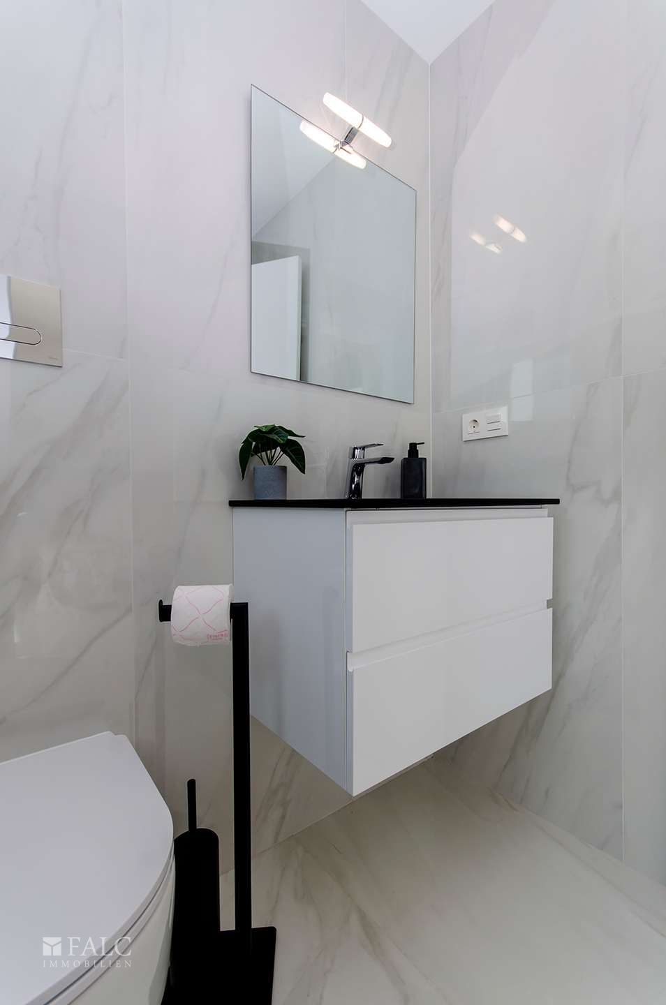 Bad im ersten Schlafzimmer