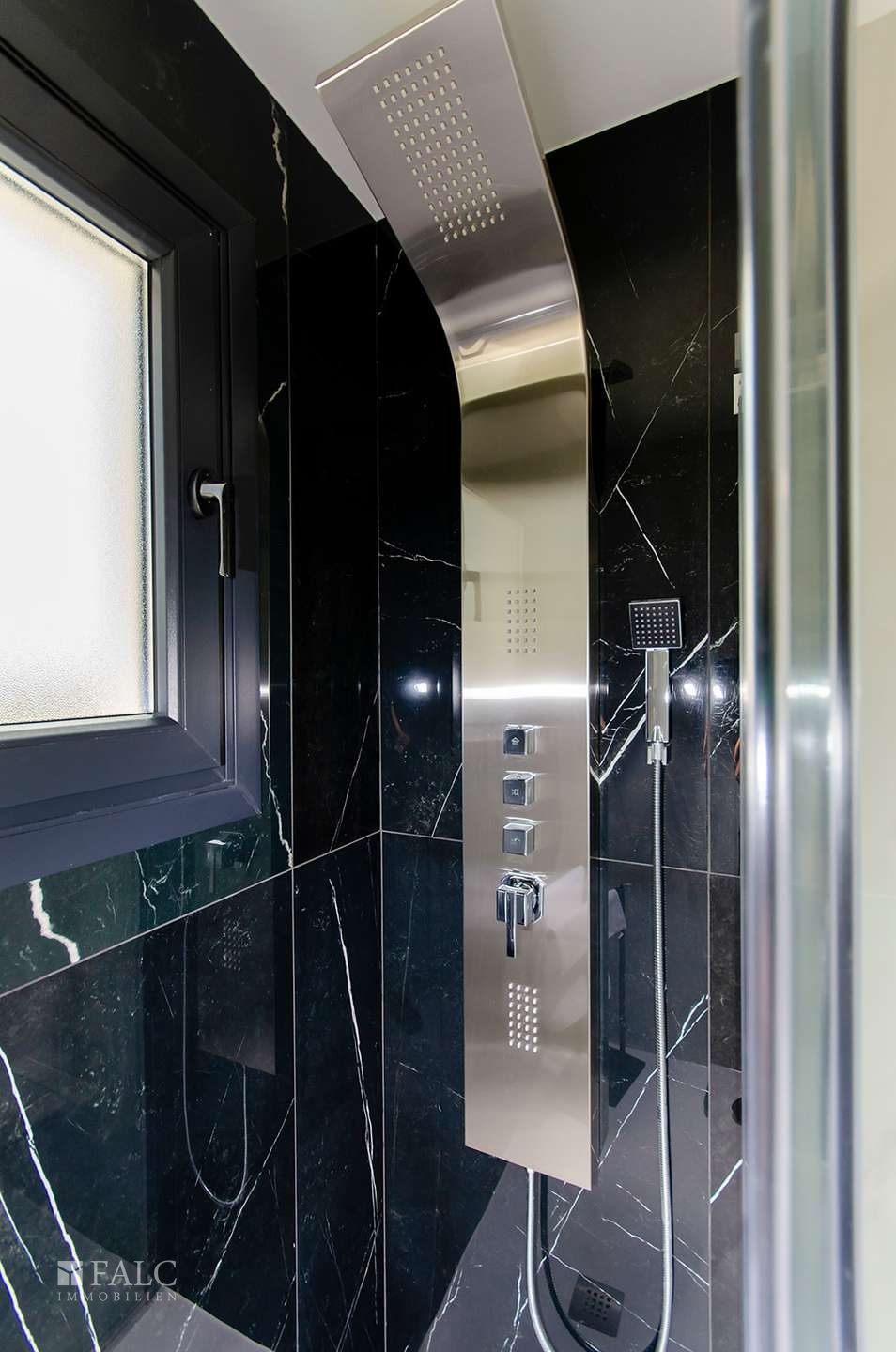 Bad im ersten Schlafzimmer