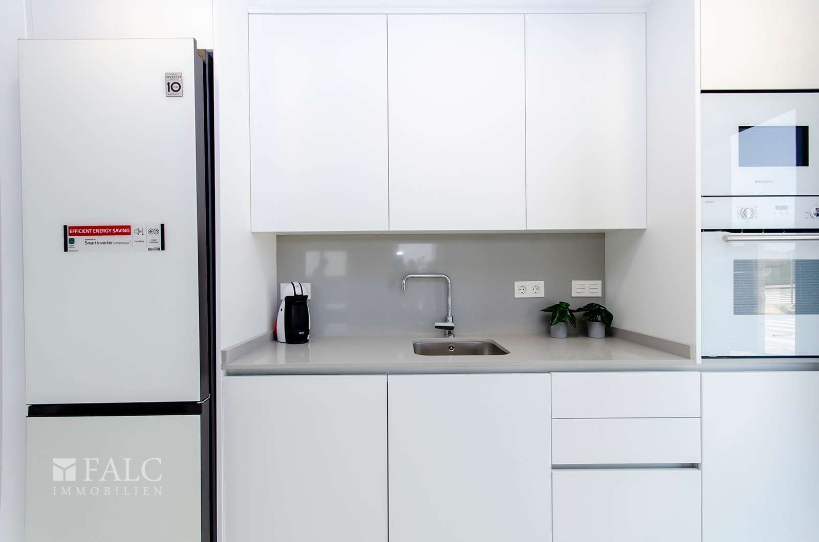 weiße, offene Küche