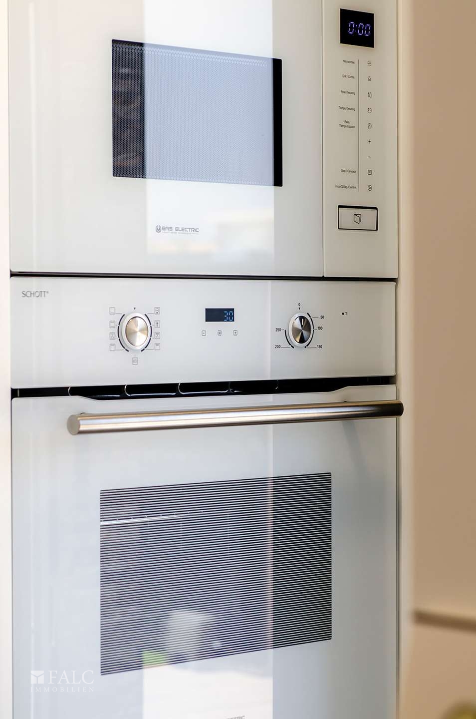 Mikrowelle und Backofen