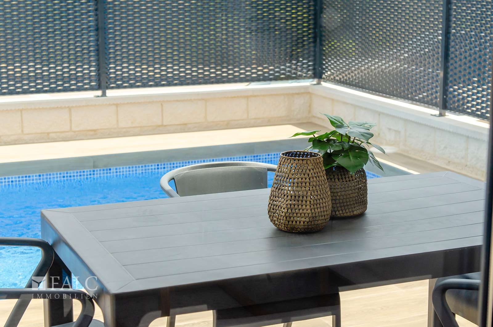 Außentisch mit Pool