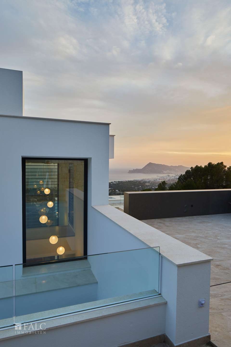 Außenbereich mit Terrasse & Meerblick