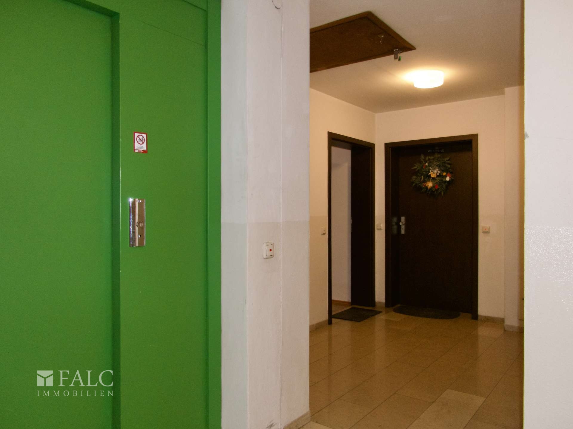 Mit dem Aufzug zur Wohnung