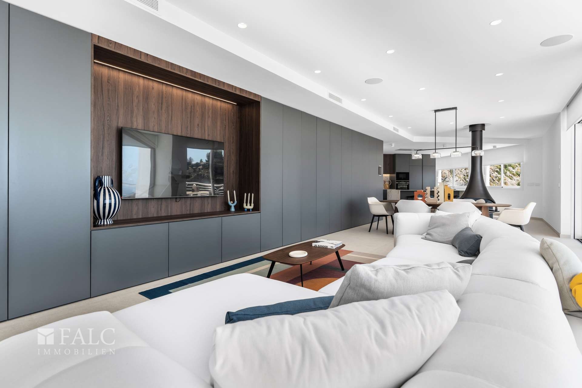 offenes Wohnzimmer mit Ofen