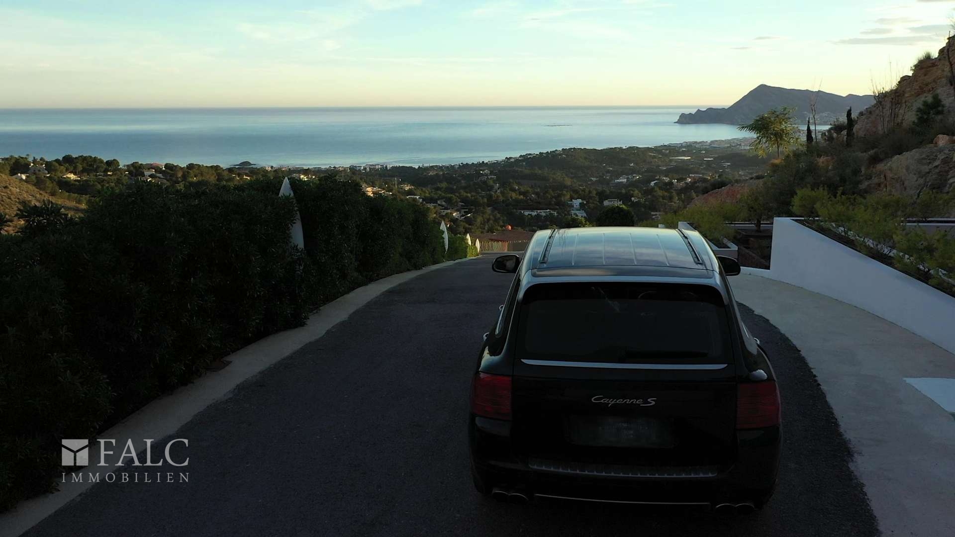 Straßeneinfahrt zur Villa