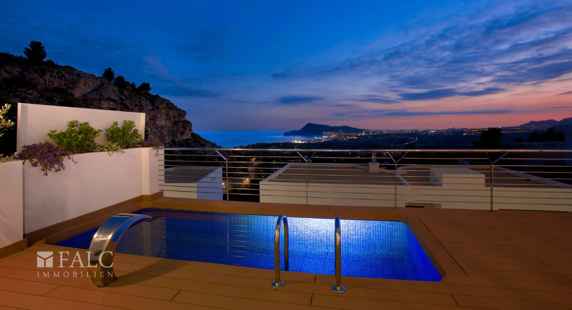 Pool & Terrasse bei Nacht