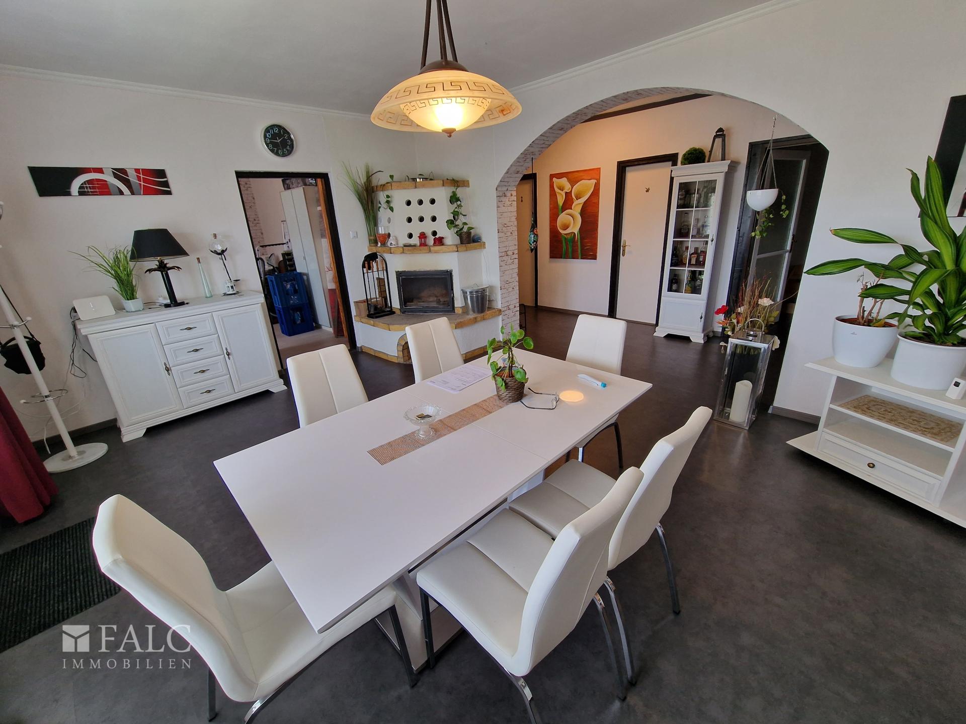 Essbereich mit Kamin