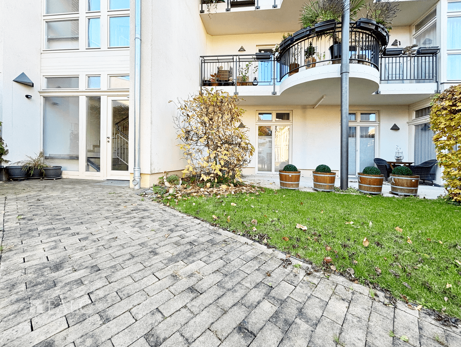 Ansicht Hauseingang und Terrasse