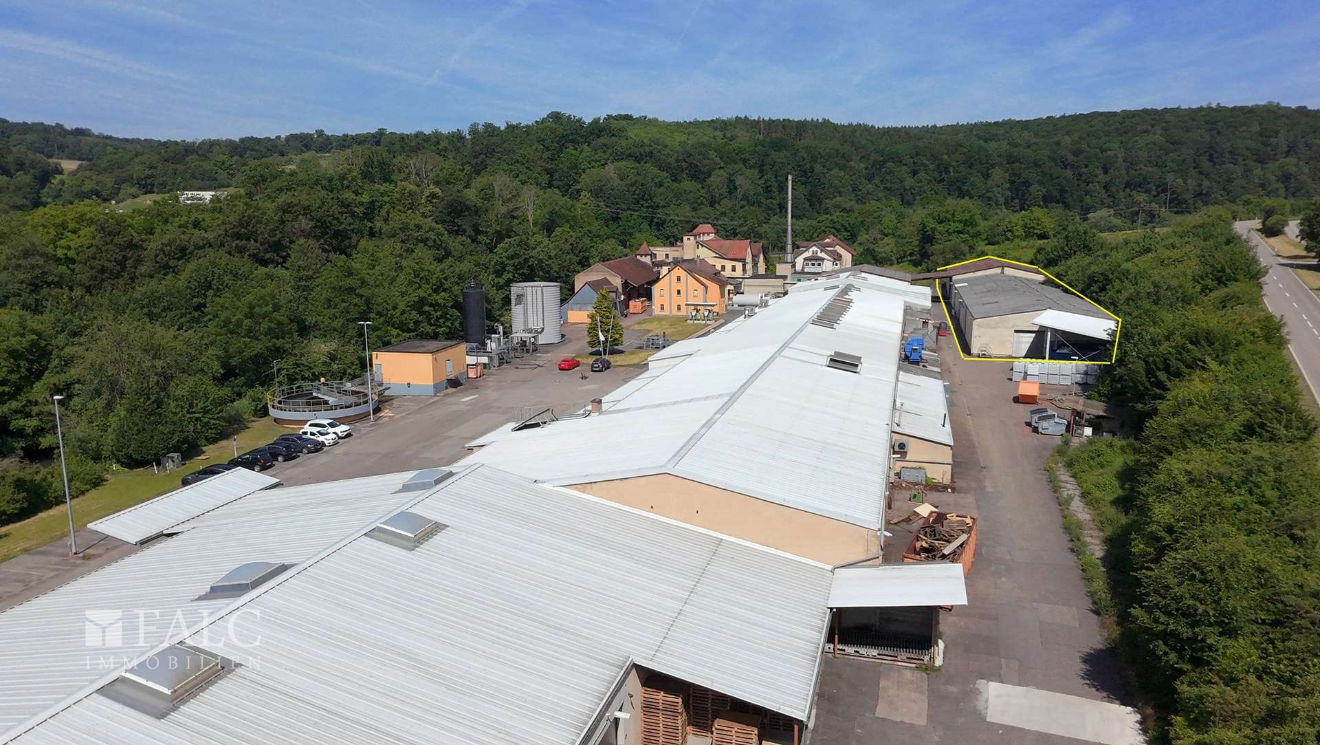 Zufahrt und Gelände