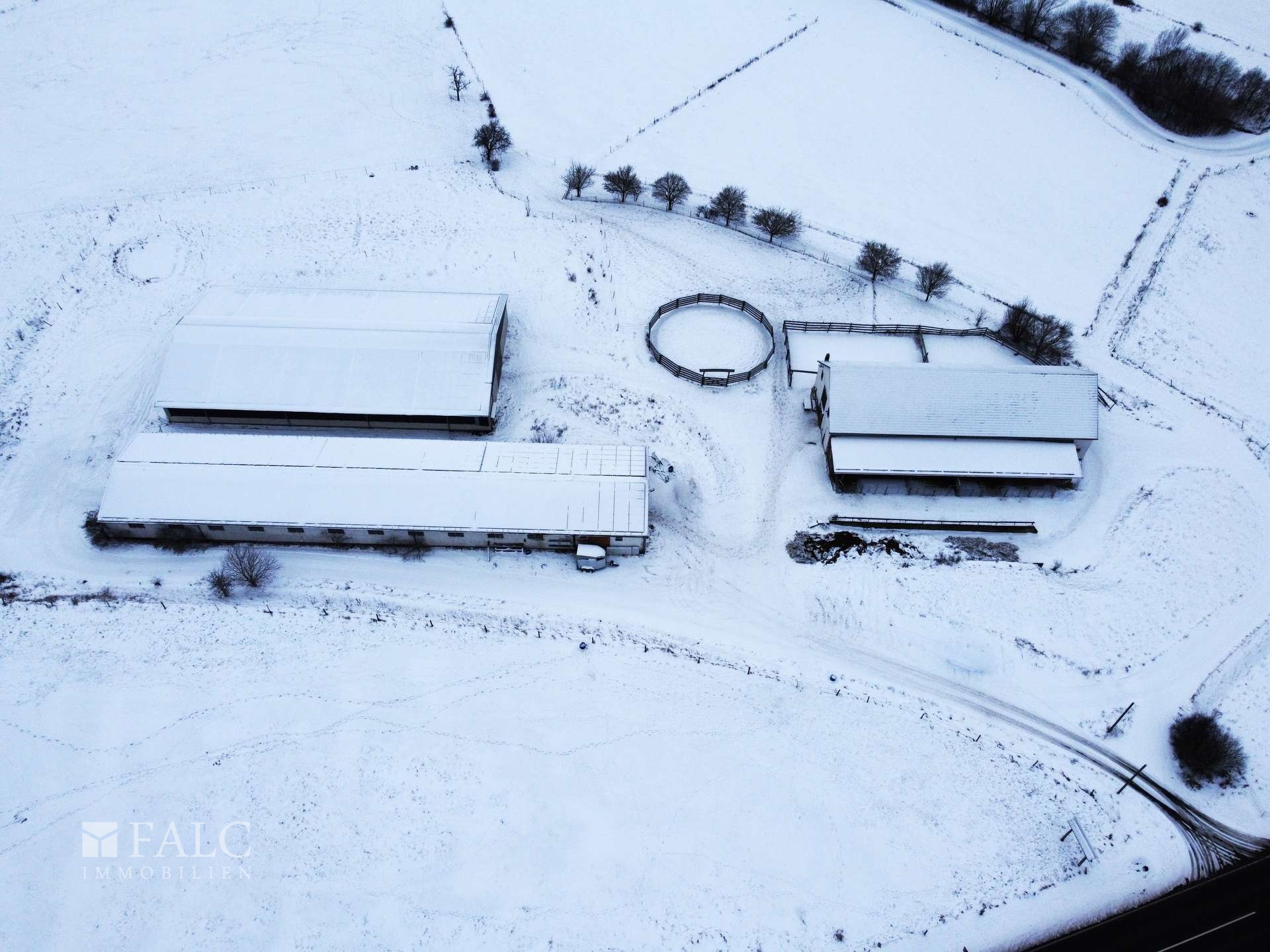 Ambiente seitlich mit Einfahrt von der Straße