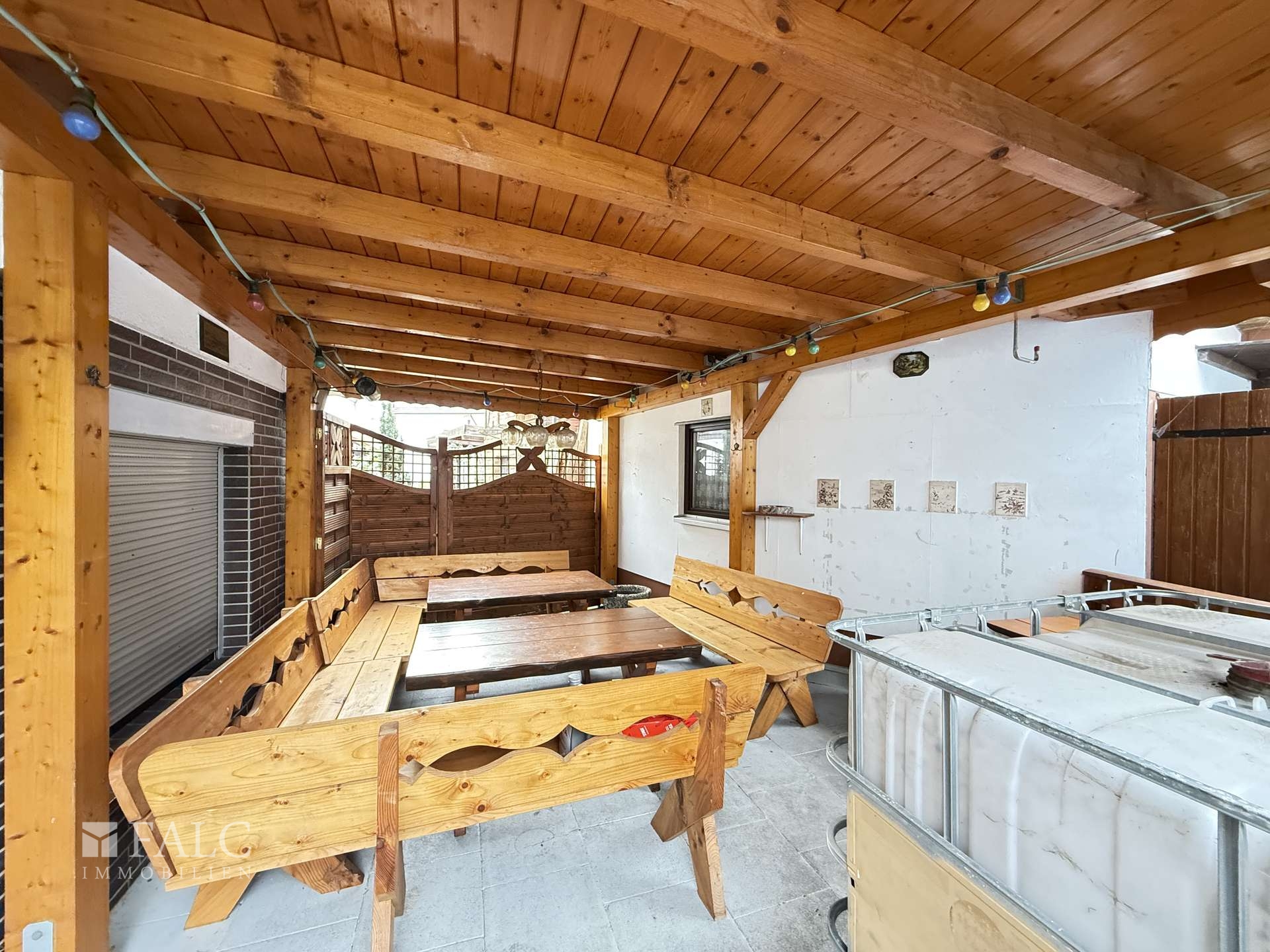 Überdachte Gartenterrasse