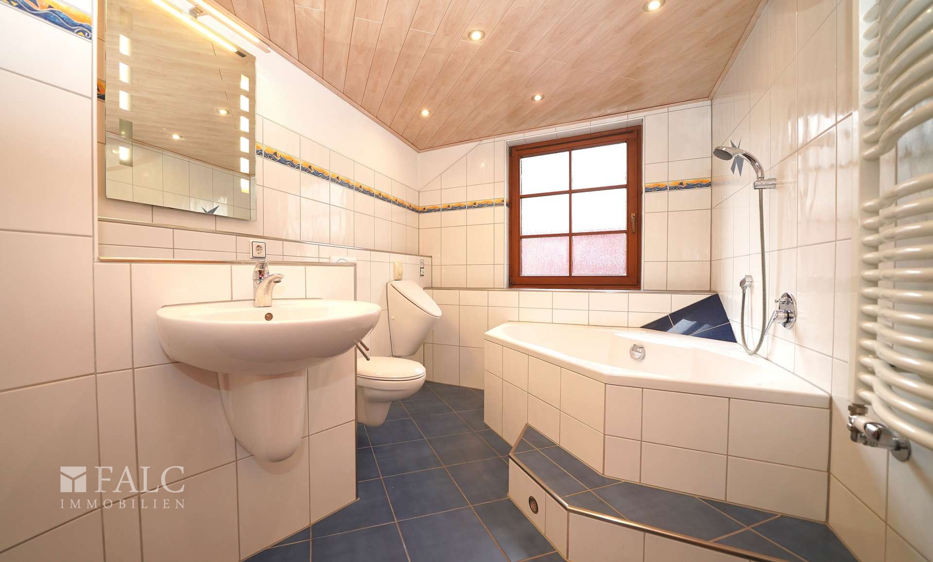 Badezimmer mit Tageslicht