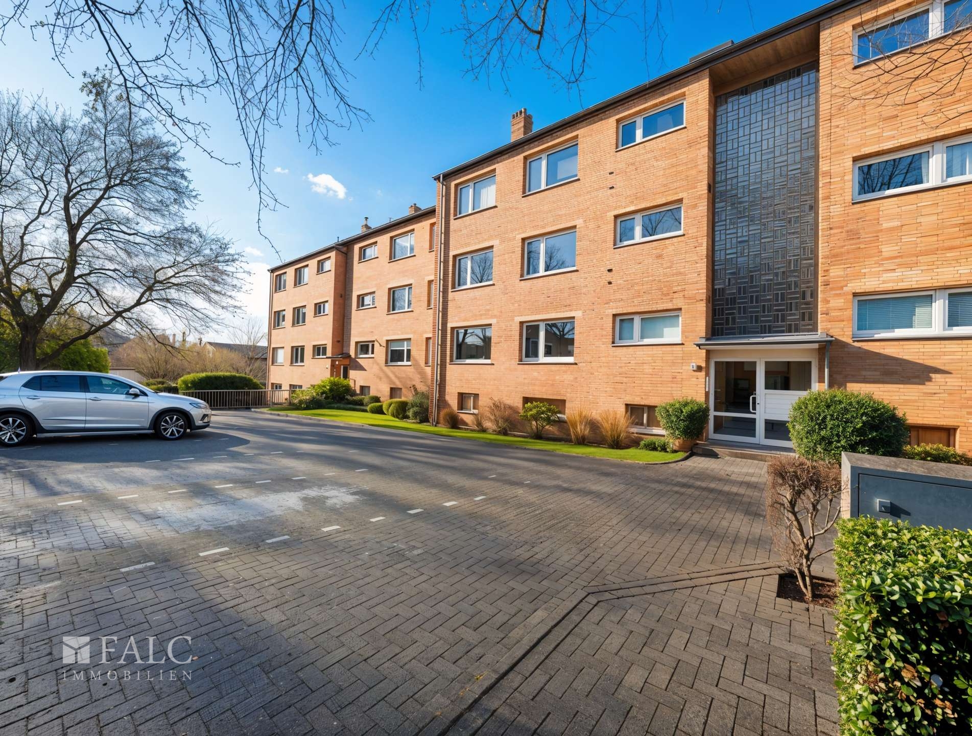 Eingang und Parkplatz