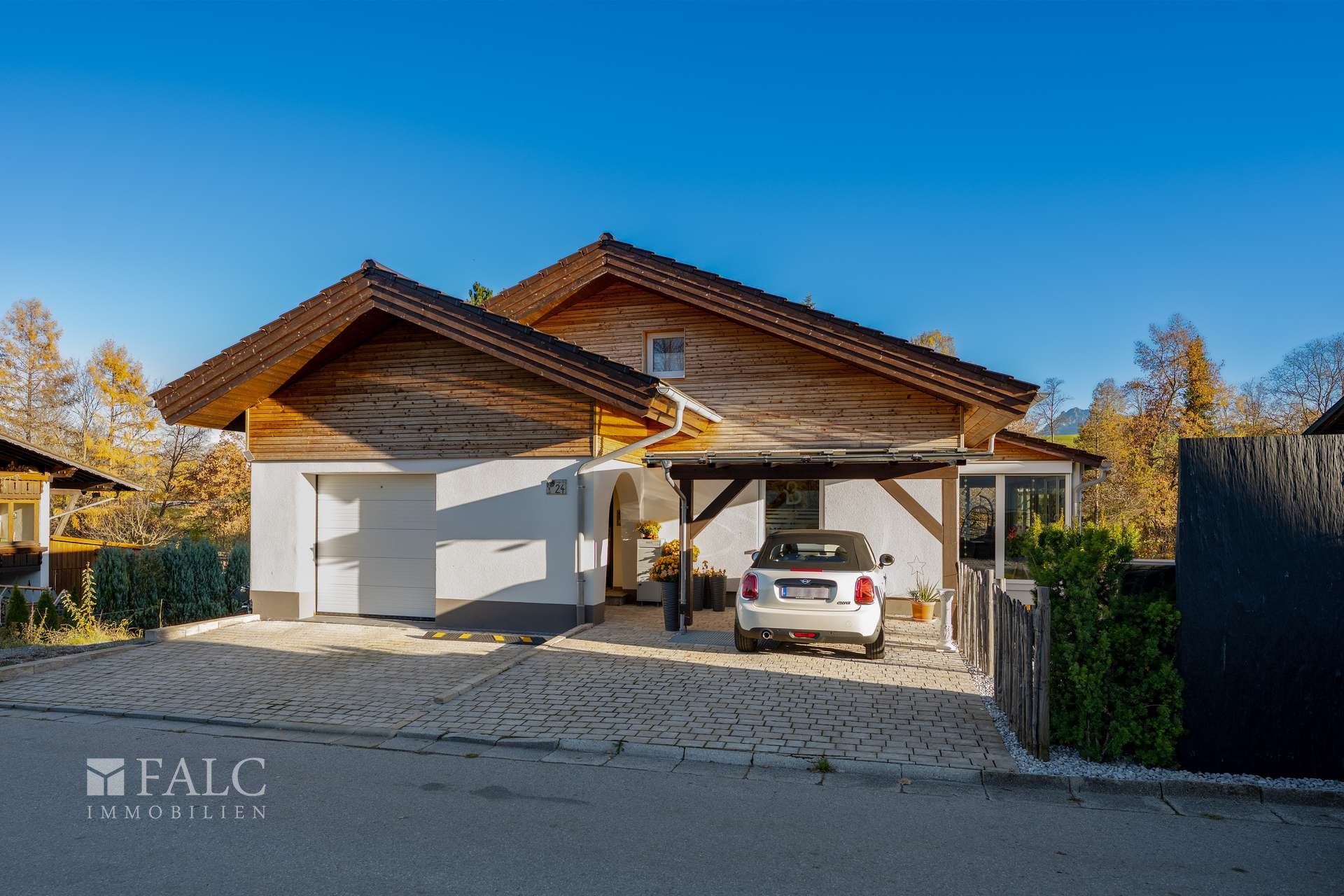 Gebäude mit Einfahrt