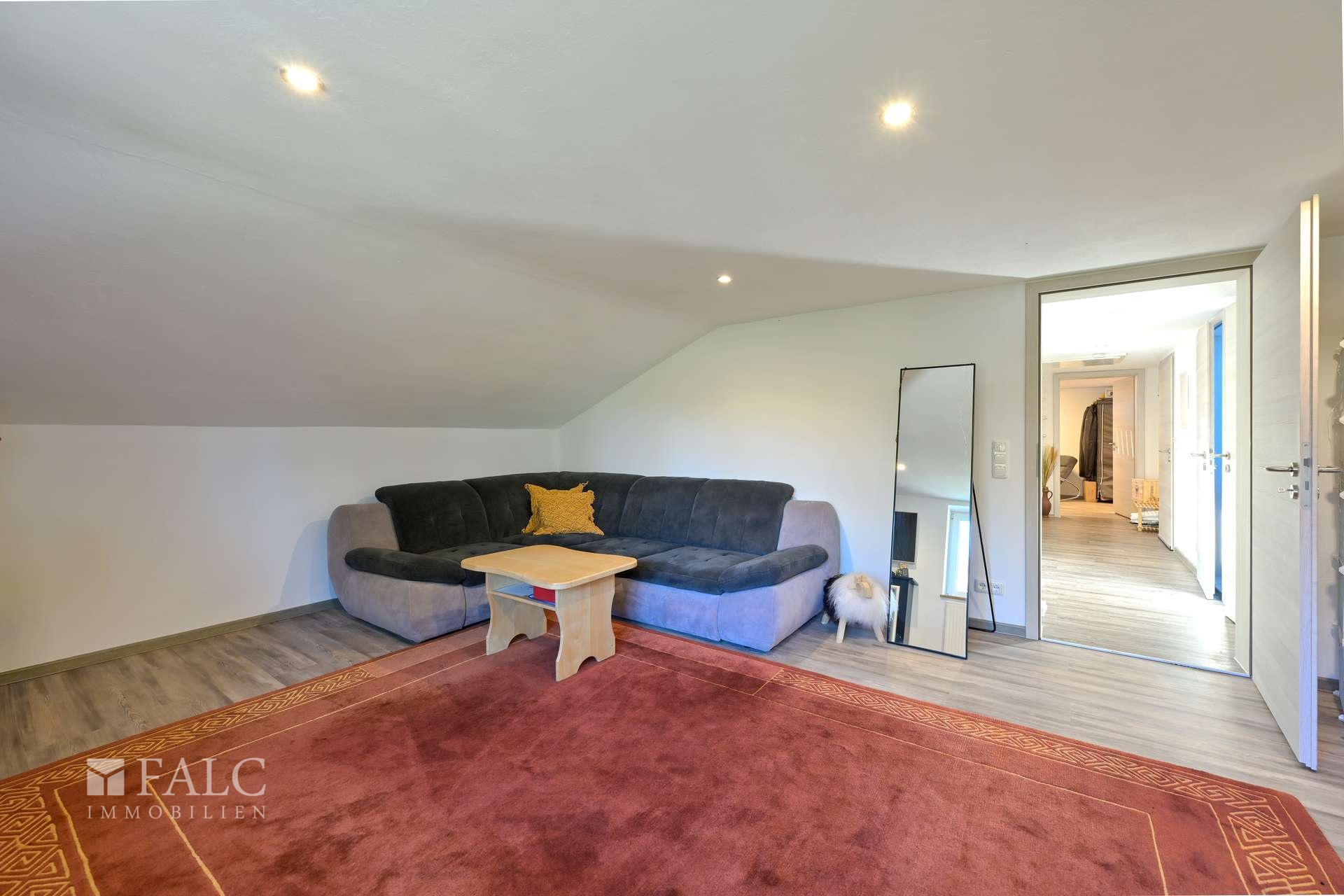 OG Zimmer Ost Blick Tür