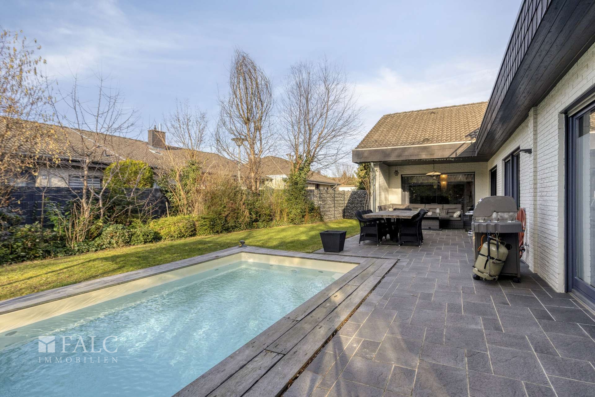 Blick auf Pool_Terrasse