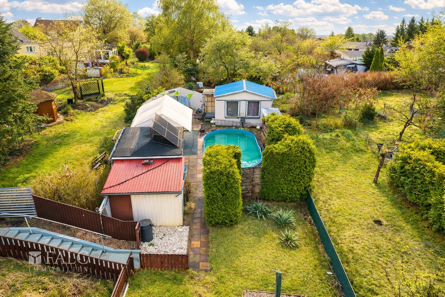 Garten mit Pool & Sommerlaube