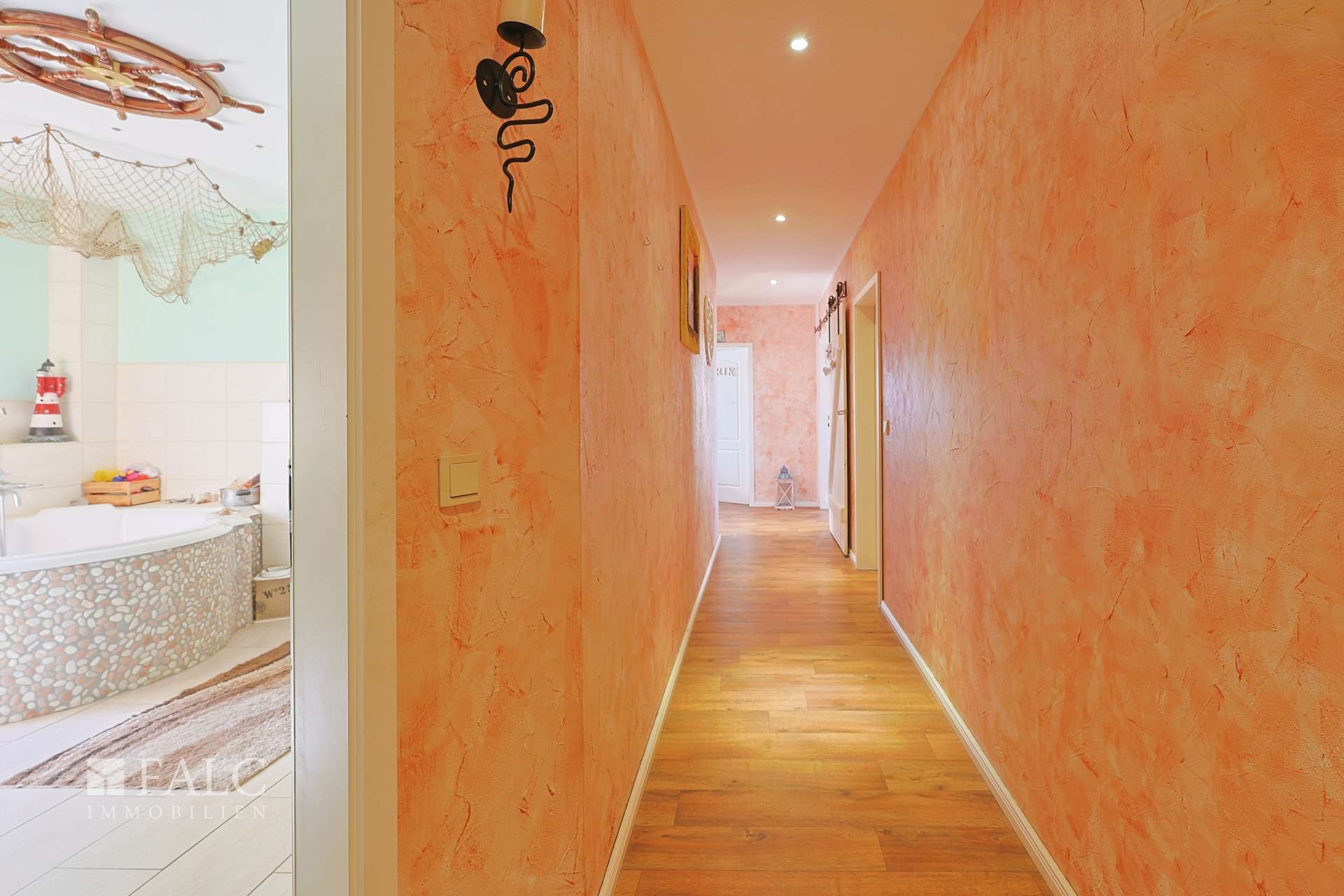 Großzügiger, zentraler Flur 