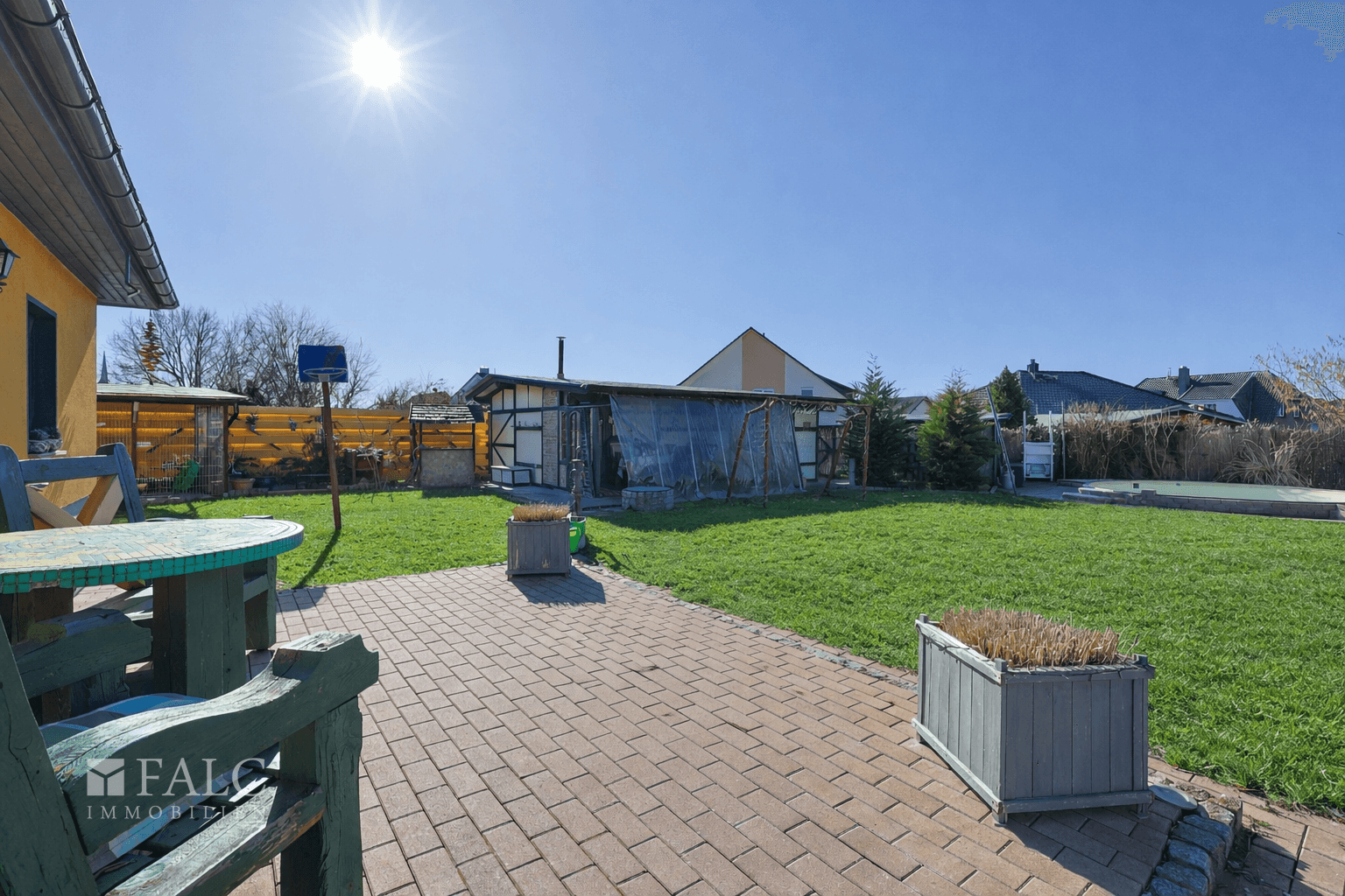 Sonniger Garten mit Freiraum