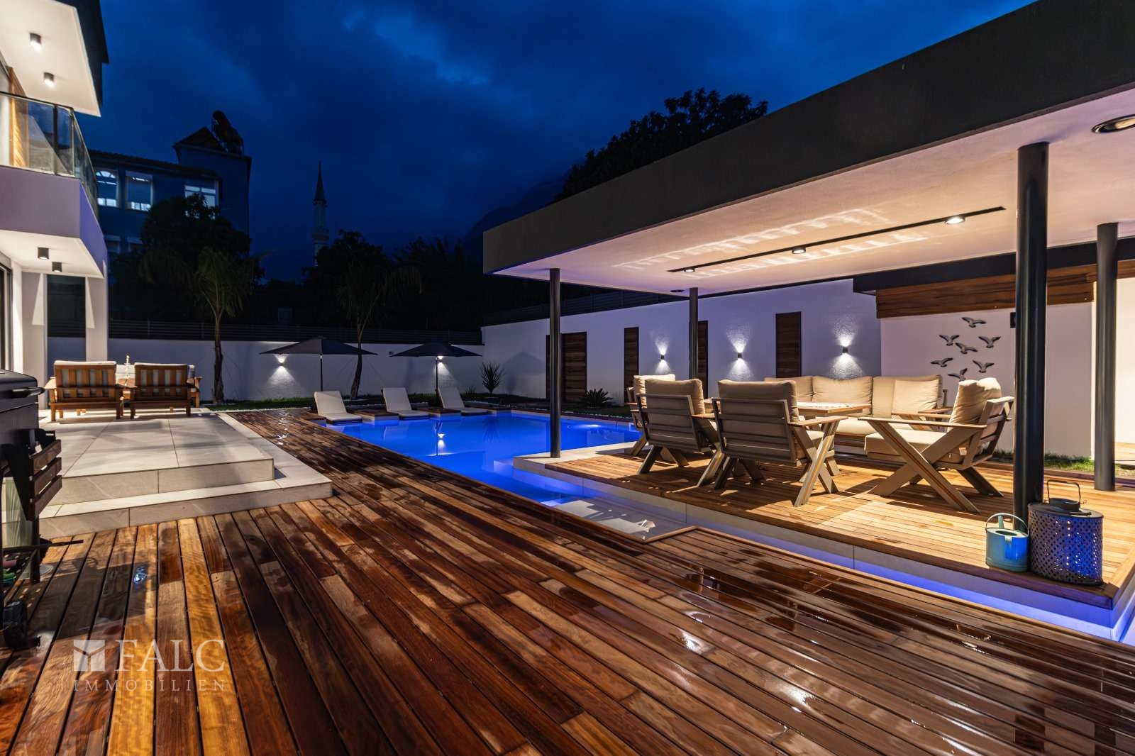 Terrassen- Poolbereich