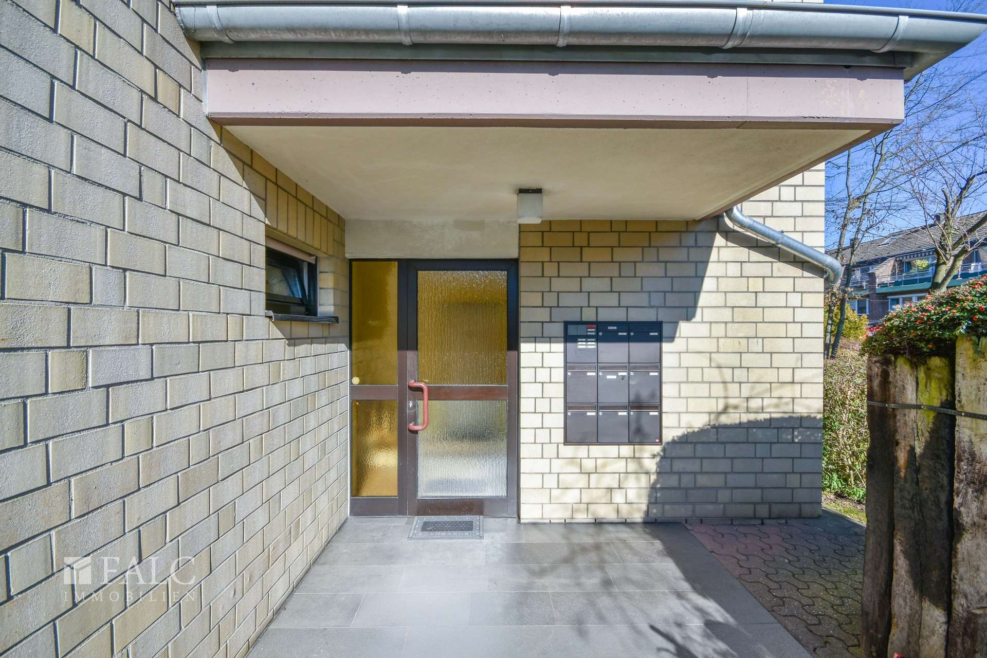 Gepflegter Eingangsbereich des Hauses