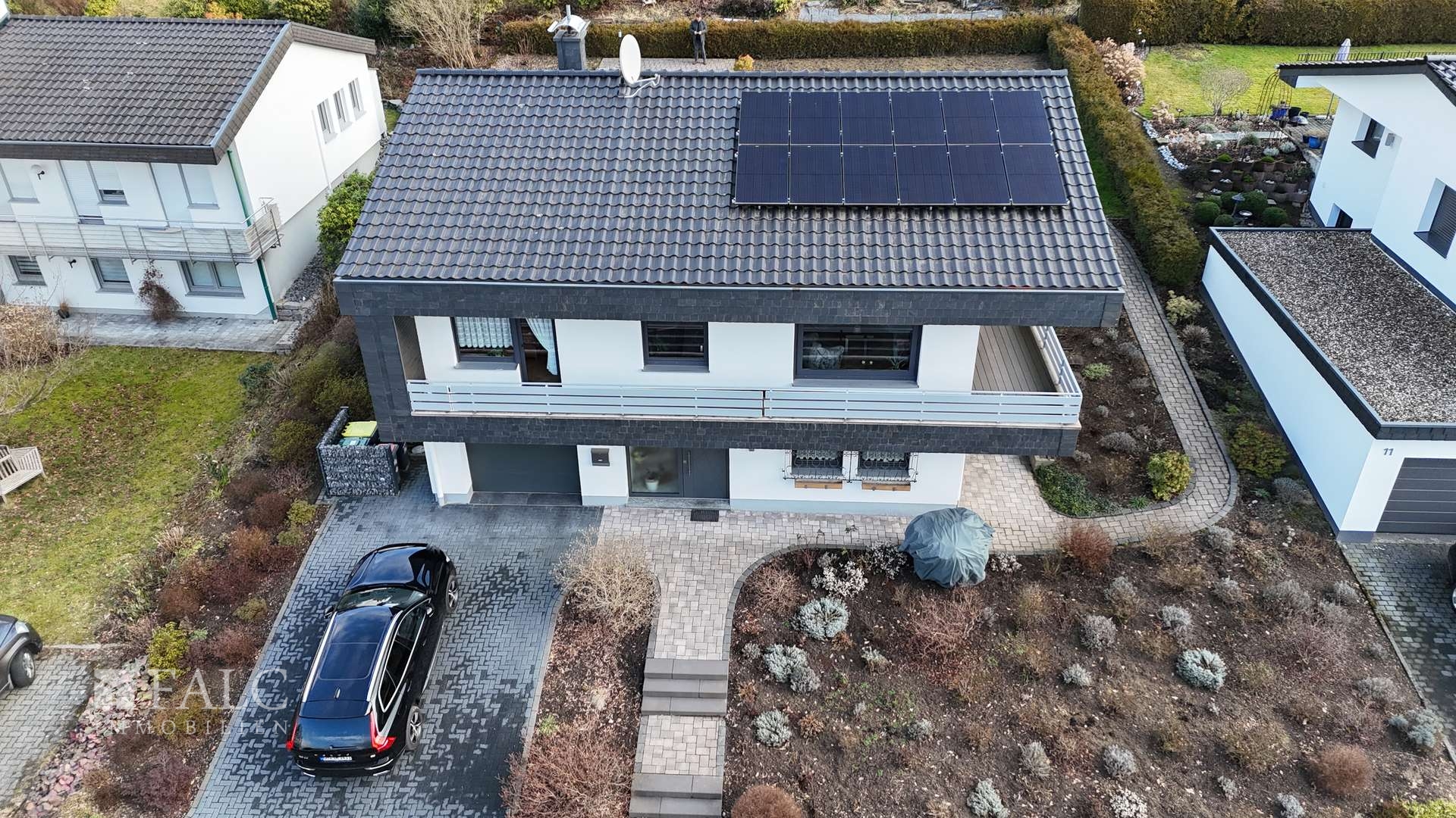 Außenansicht mit PV Anlage