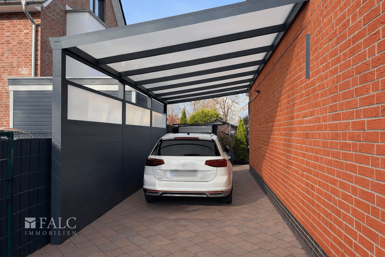Wohnmobilcarport mit direktem Stromanschluss und LED Beleuchtung