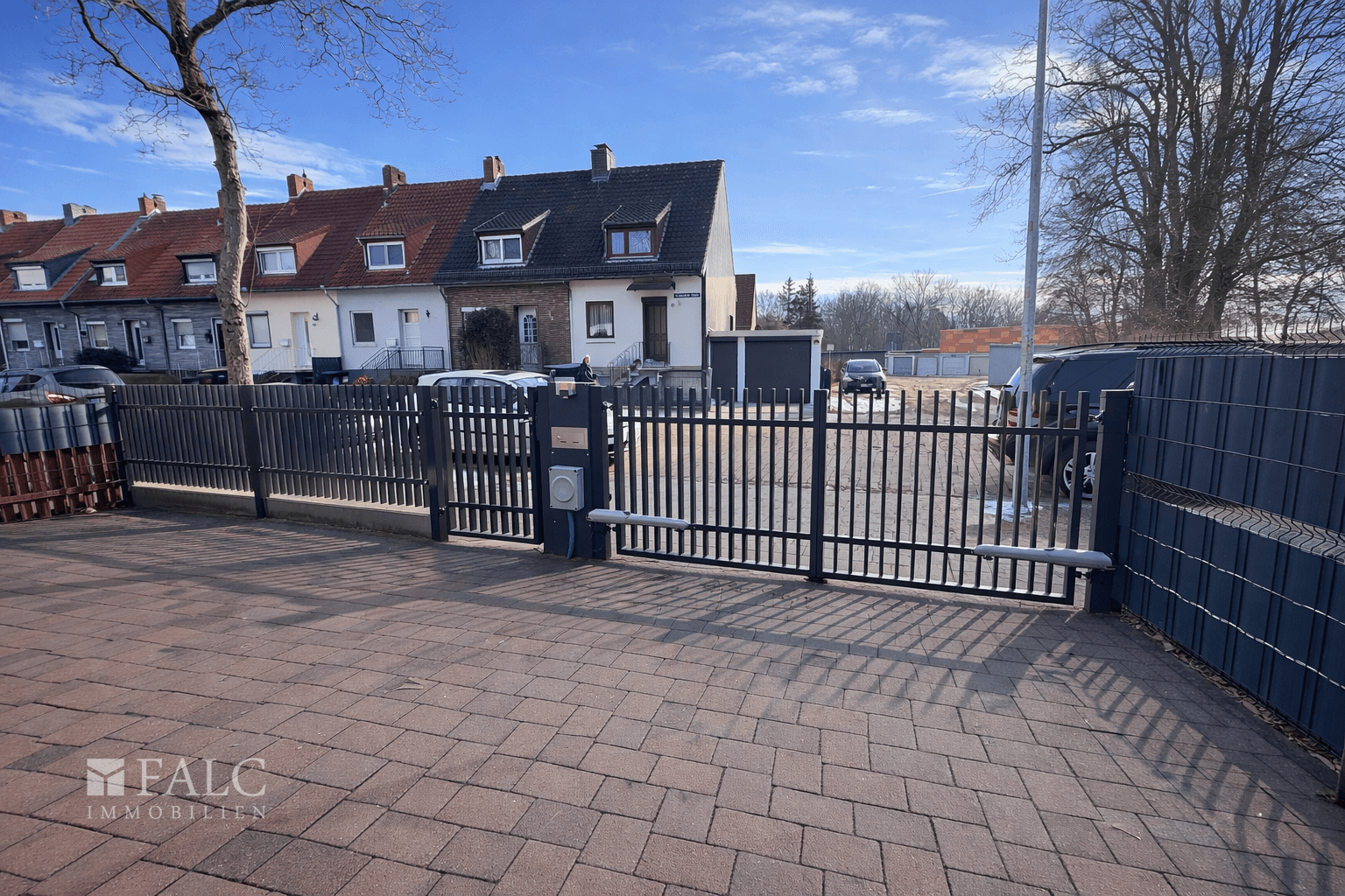 Innenansicht elektrisches Tor (Pforte ist ebenfalls elektrisch)!