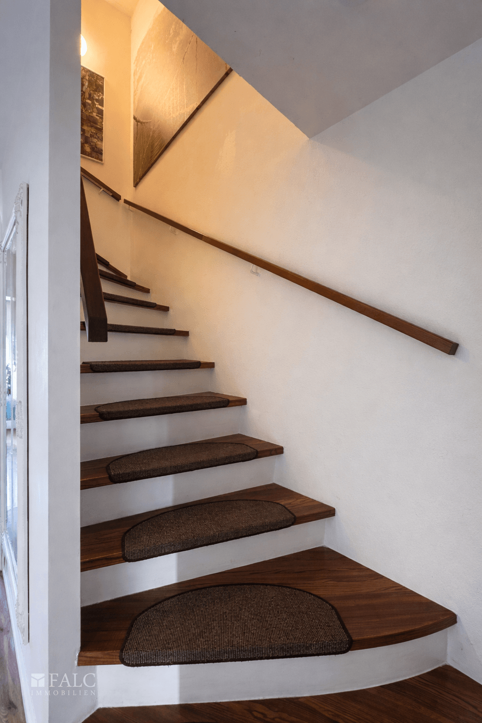 neuwertige Massivholztreppe in das Obergeschoss.