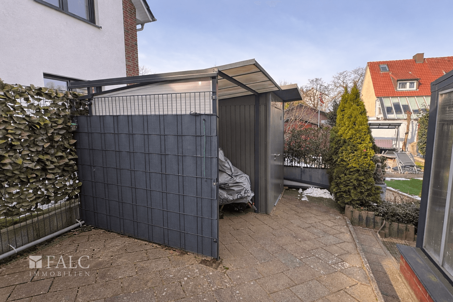 Praktischer Schuppen direkt am Carport (rückseitig)