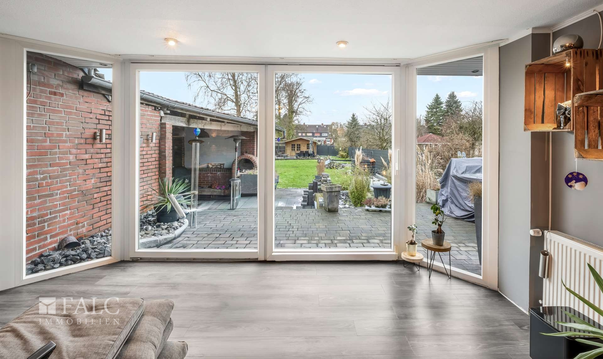 Wohnzimmer mit Blick in den Garten