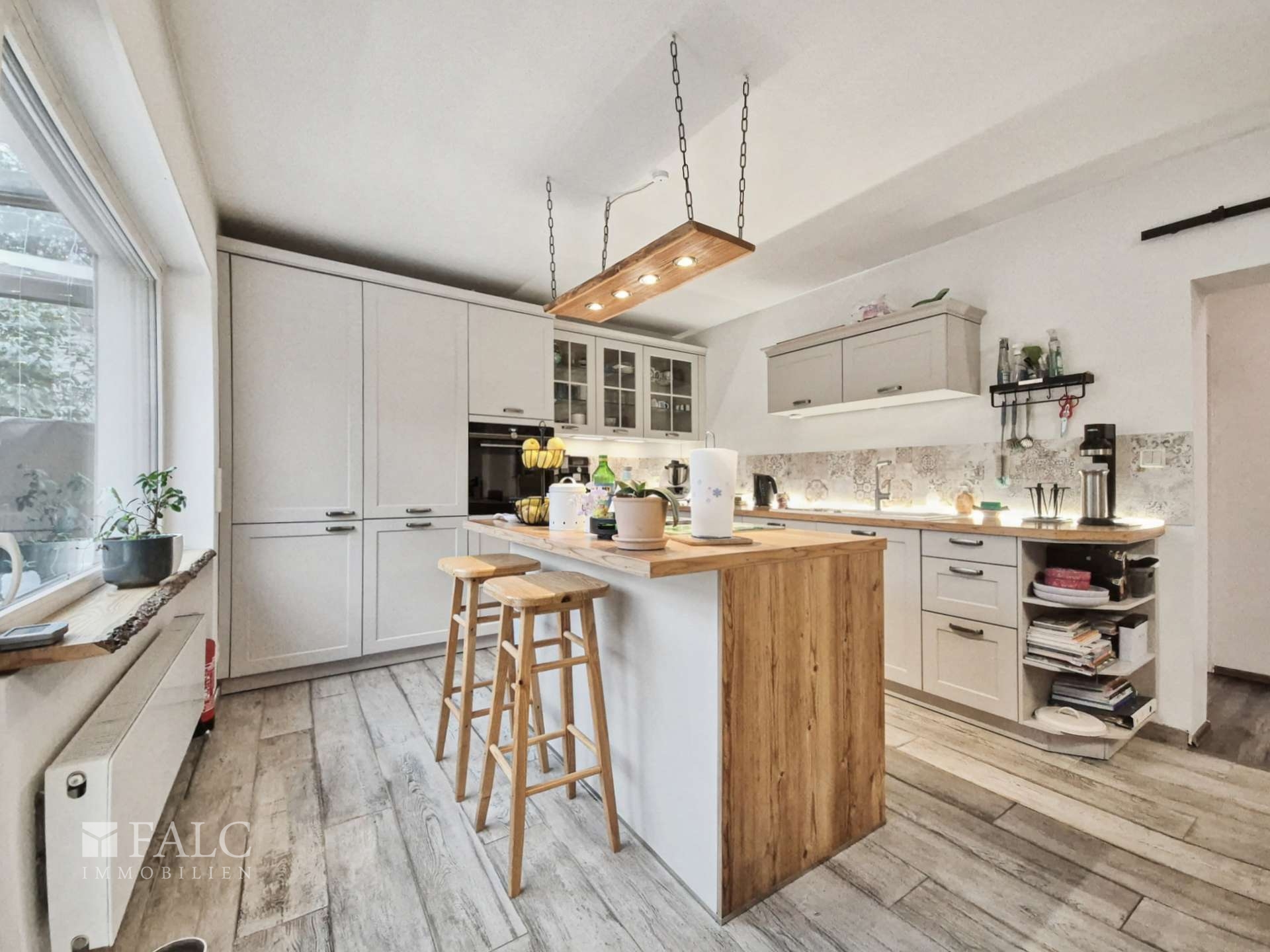Küchenansicht mit Tresen