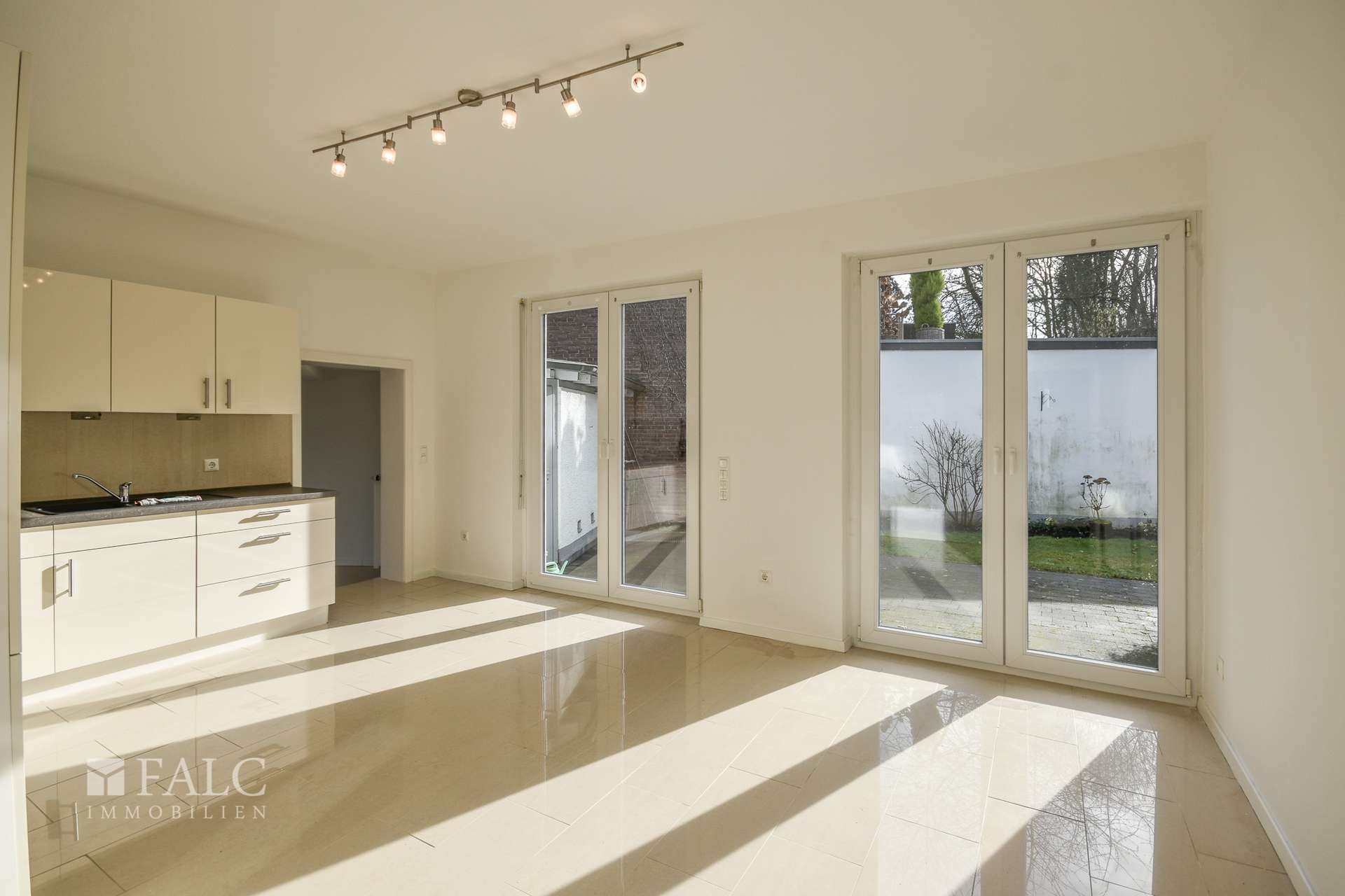 Küche mit Blick in den Garten