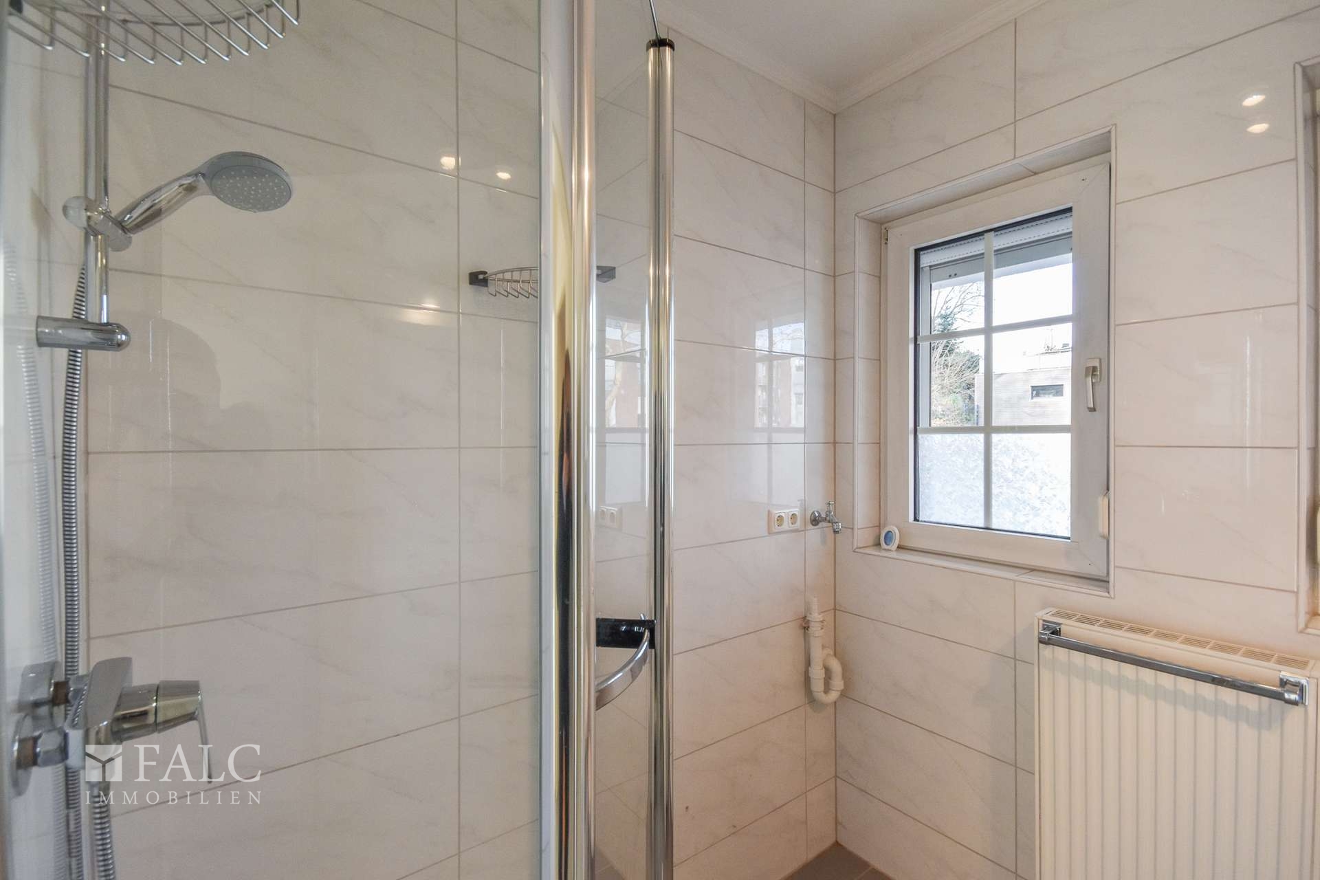 Badezimmer mit Dusche