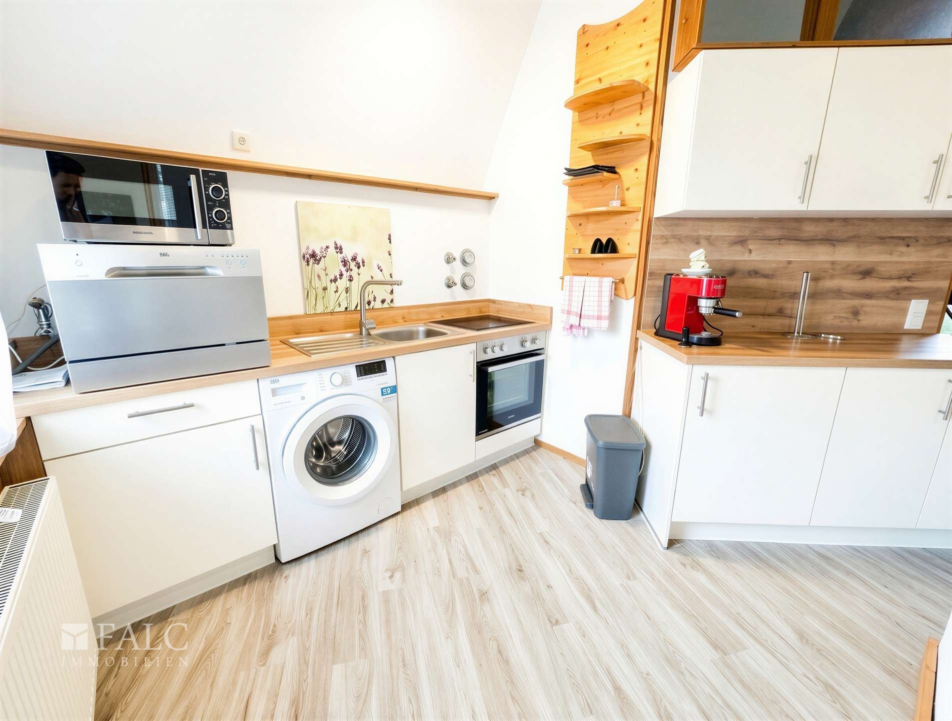 Voll ausgestattete Küche mit Tischspülmaschine