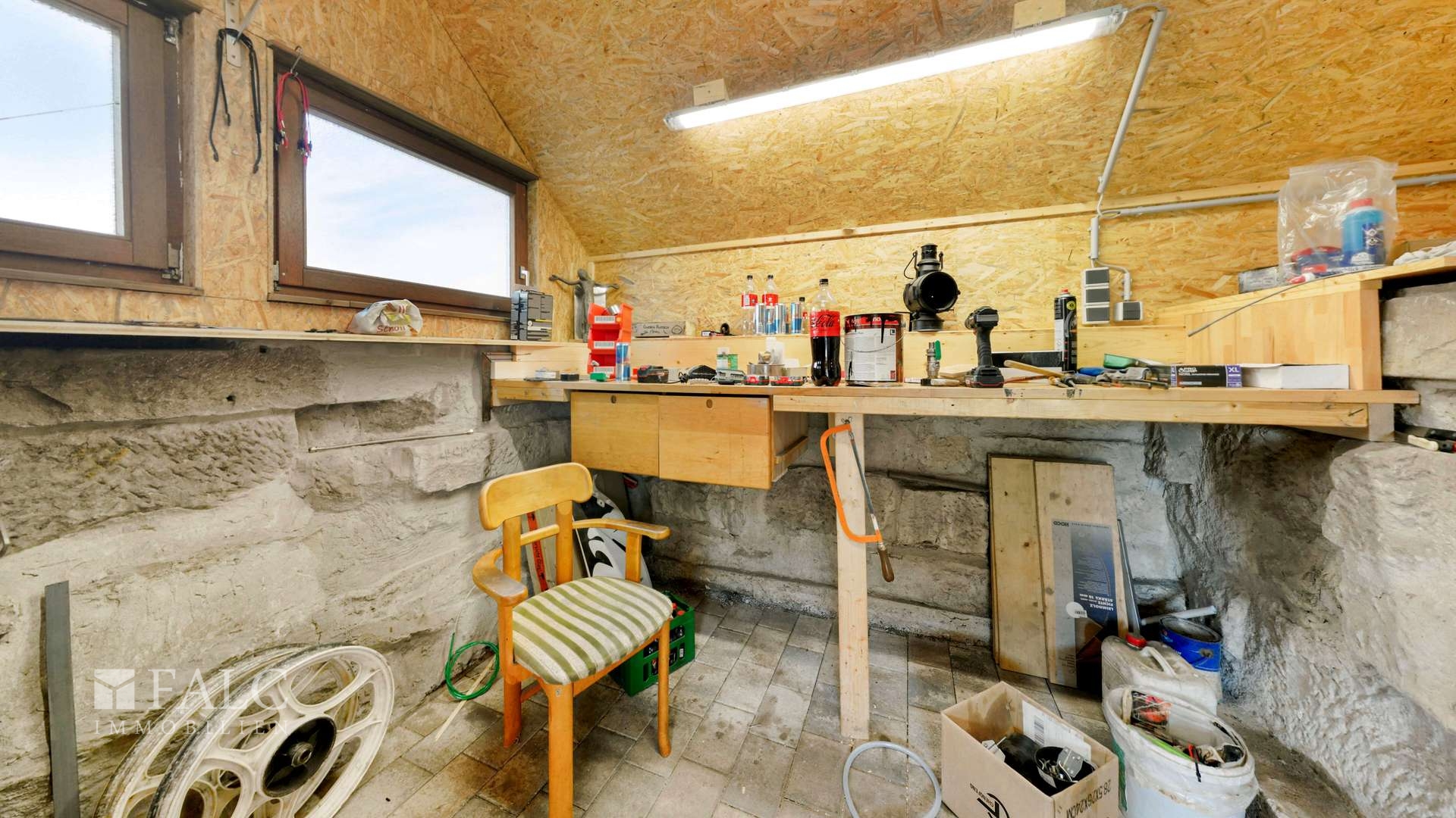 Werkstatt neben Garage