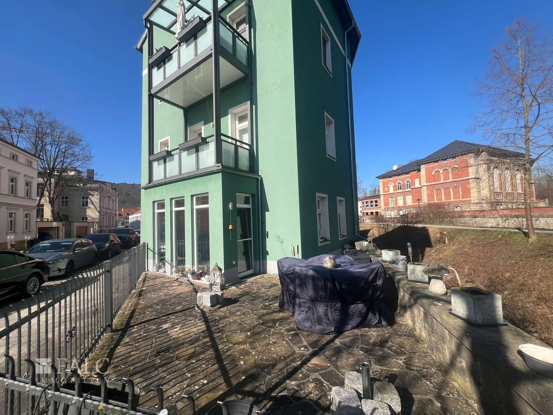 Außenansicht mit Terrasse