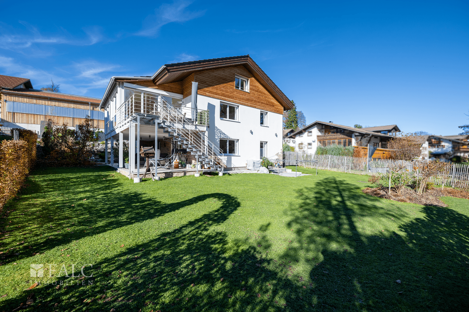 Gebäude mit Garten S/O