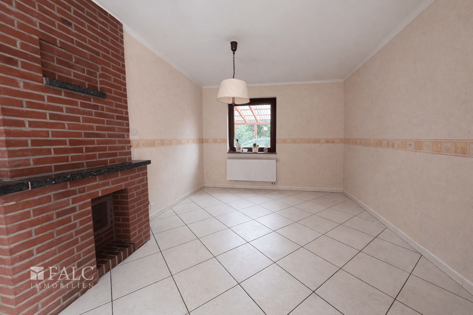 Essnische mit Durchreiche zur Küche