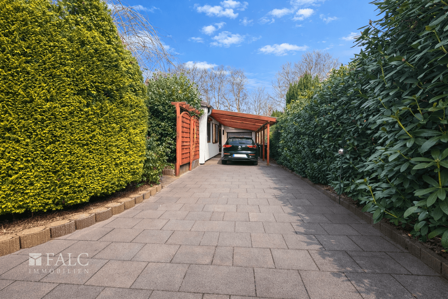 Außenansicht mit Carport