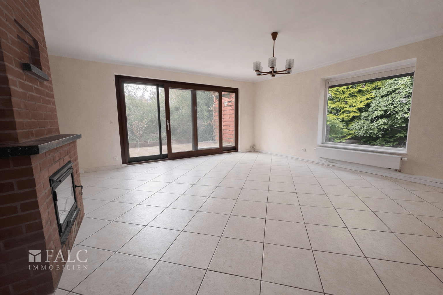 Großes Wohnzimmer mit viel Licht!