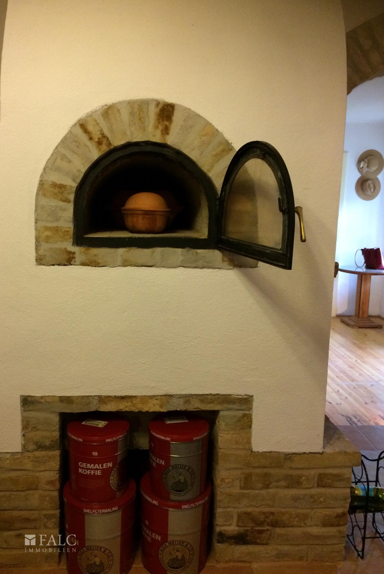 Apartment - oven in the kitchen for cooking (additional to gas stove)