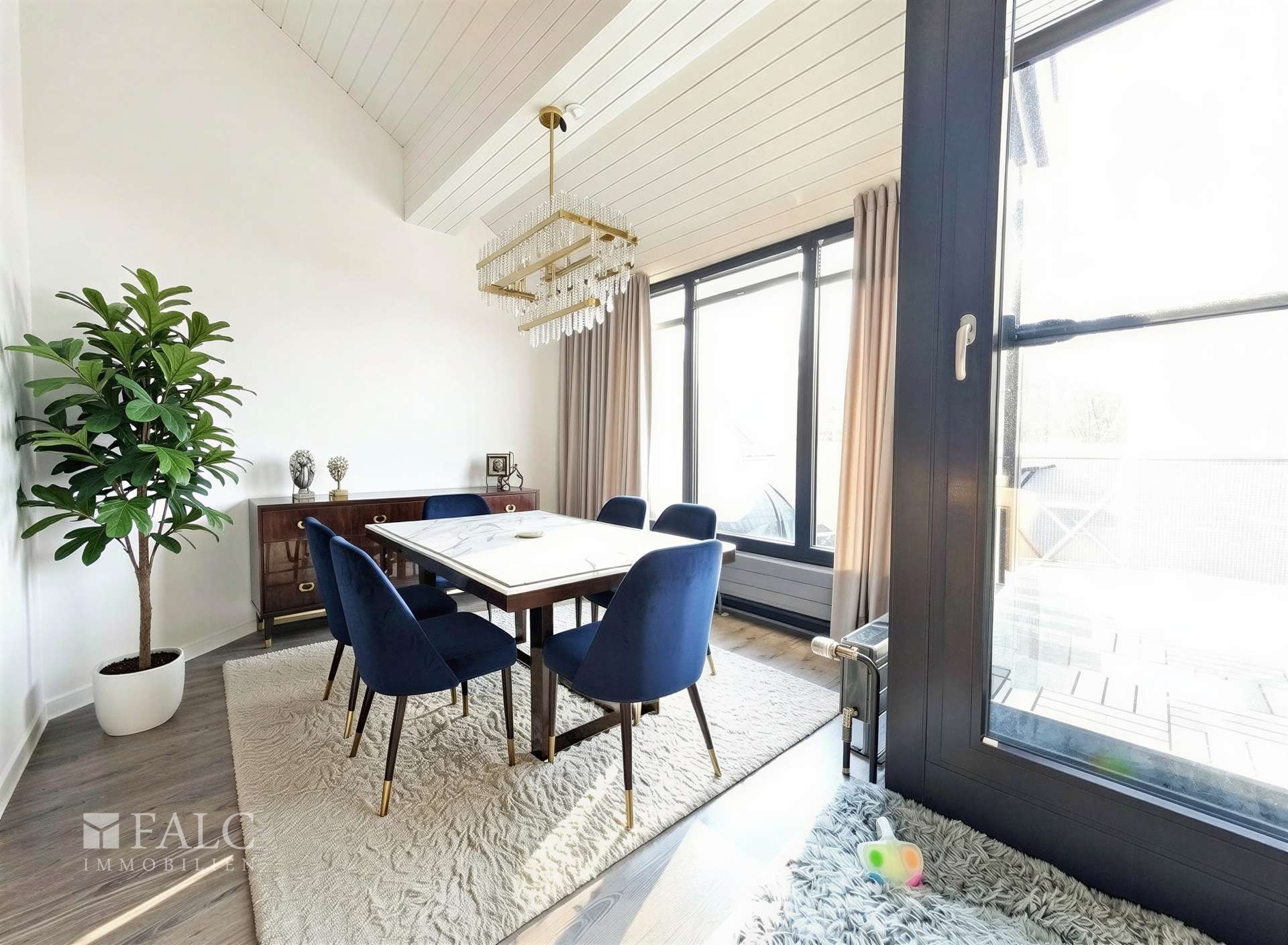 Essbereich zum Balkon (KI)