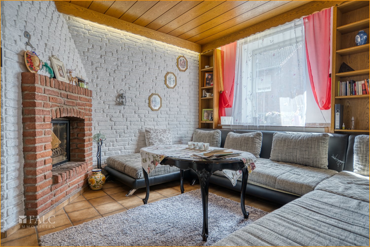 Wohnzimmer mit Kamin 