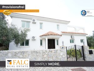 "Mediterranes Flair erleben: Großzügiges Haus mit atemberaubender Aussicht sucht neue Bewohner!"