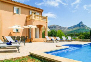 Exklusive Villa mit Ferienvermietungslizenz und zusätzlichem Bauland